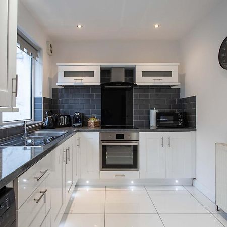 Refurbished Home, 8 Mins To Cc Belfast Exteriör bild